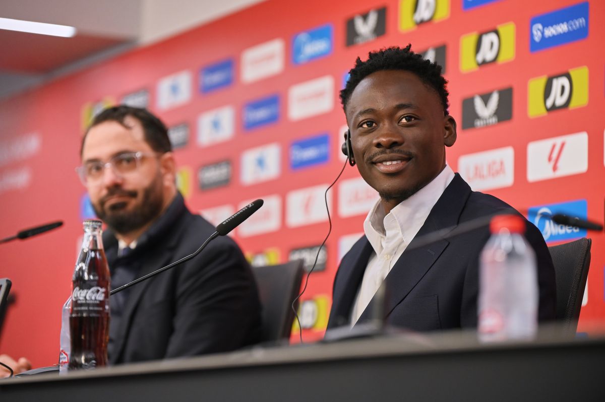 Víctor Orta y Akor Adams en su presentación con el Sevilla FC | Salvador López Medina para El MIRA