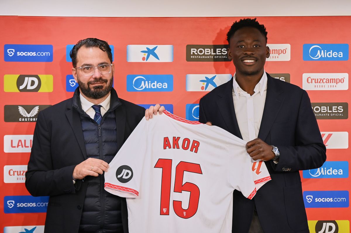 Víctor Orta y Akor Adams en su presentación con el Sevilla FC | Salvador López Medina para El MIRA