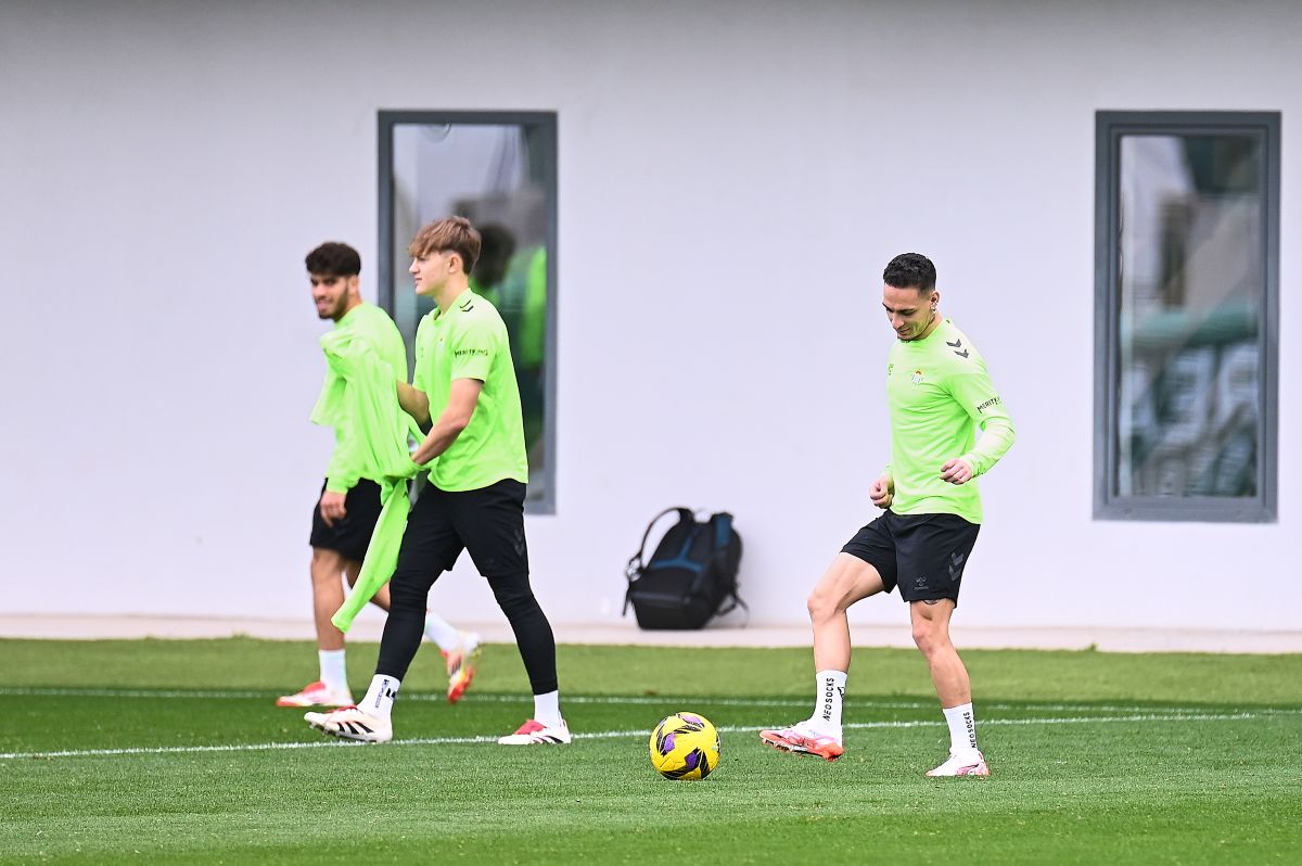 Antony, Jesús Rodríguez y Abde en el entrenamiento del Real Betis | Salvador López Medina para El MIRA