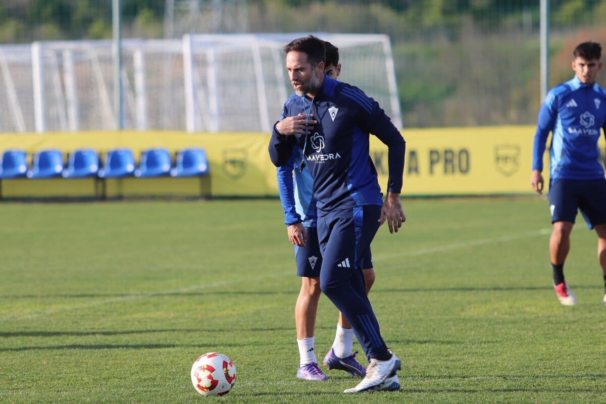 Abel Segovia dirigiendo un entrenamiento del Marbella FC