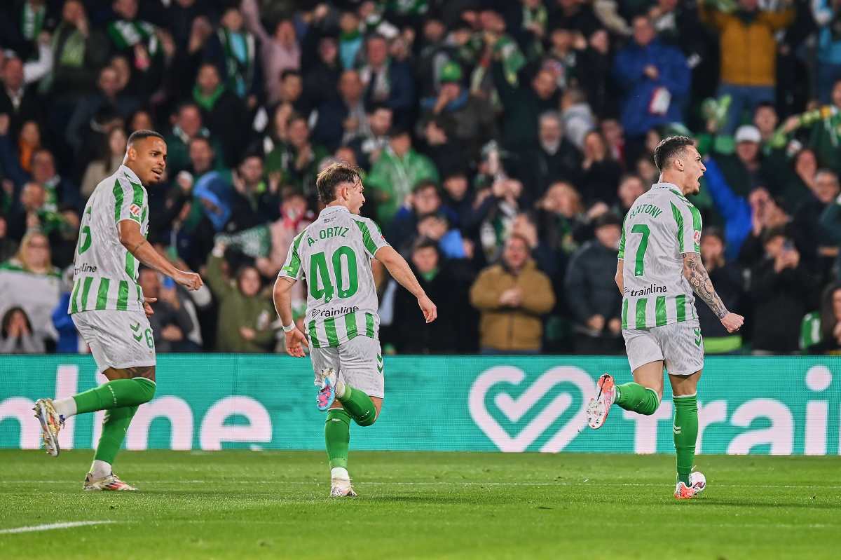 Natan, Ángel Ortiz y Antony celebran el gol de Isco en el Real Betis - Athletic Club | Salvador López Medina para El MIRA