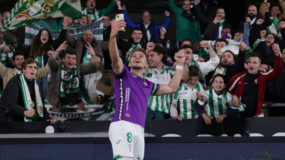 Isma Ruiz celebra junto a los aficionados la victoria cosechada por el Córdoba CF ante el FC Cartagena | CCF