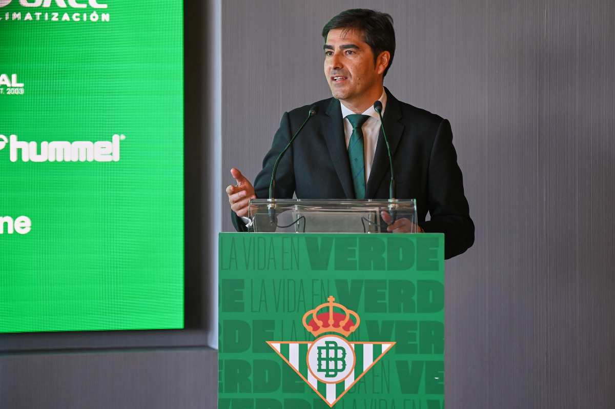 Ángel Haro en la presentación de Antony y Cucho Hernández con el Real Betis | Salvador López Medina para El MIRA
