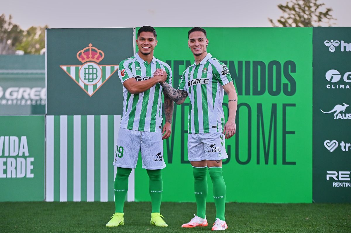Antony y Cucho Hernández en su presentación con el Real Betis | Salvador López Medina para El MIRA