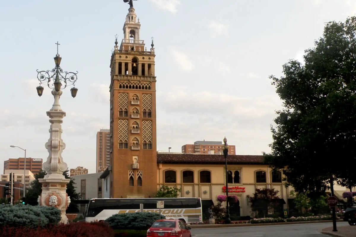 Imagen de la Giralda que se encuentra en Kansas City y que replica a la de Sevilla