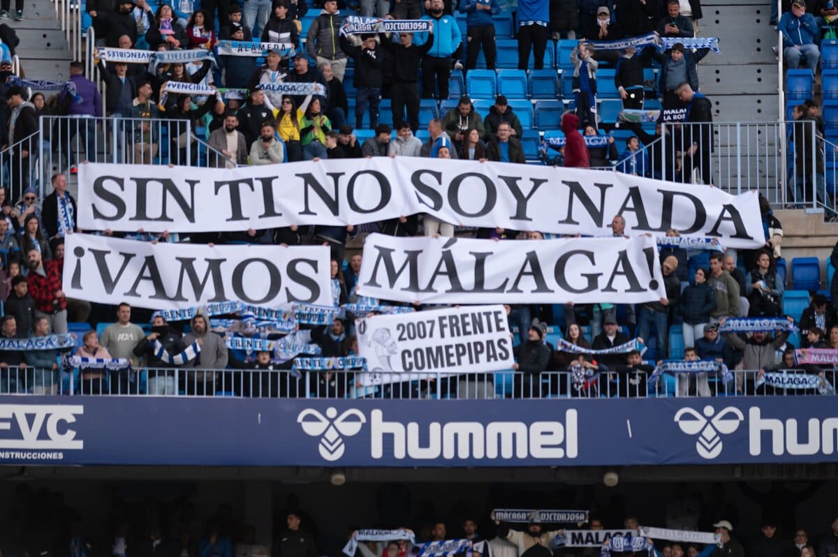 Aficionados del Málaga CF en el estadio La Rosaleda