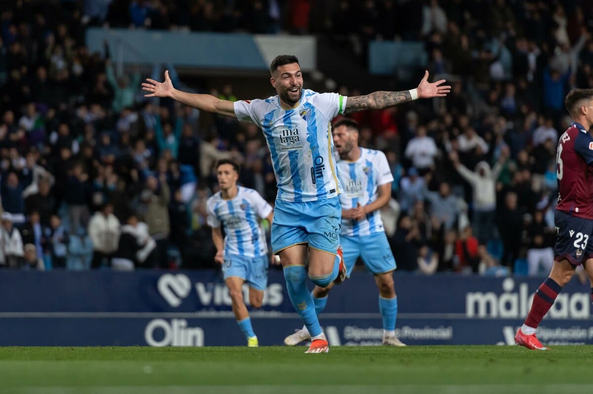 Álex Pastor celebrando su gol en el Málaga CF - Levante