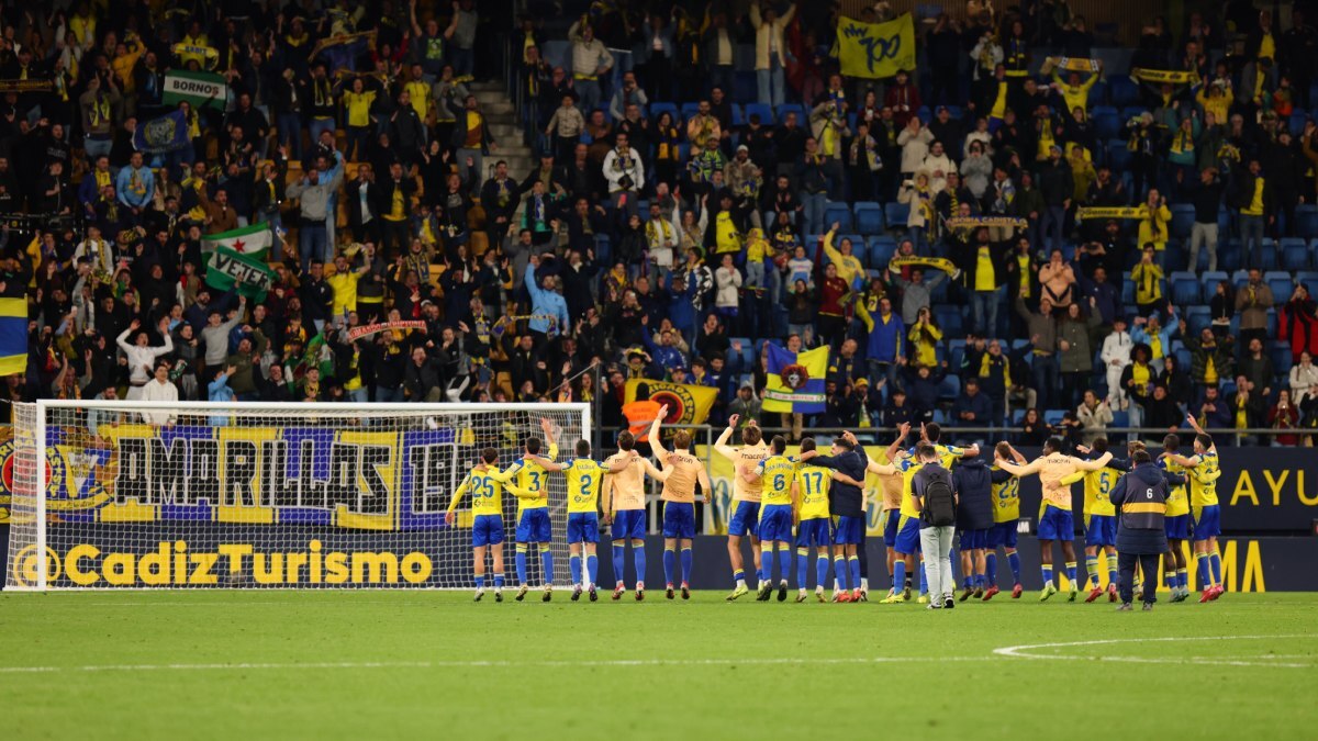 Los jugadores del Cádiz CF celebran una victoria en Fondo Norte | CCF
