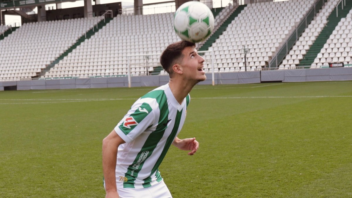 Pedro Ortiz posa en su presentación con el Córdoba CF | CCF