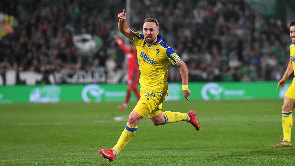 Javi Ontiveros celebra su gol en el Racing de Santander - Cádiz CF | @javiontiveros39