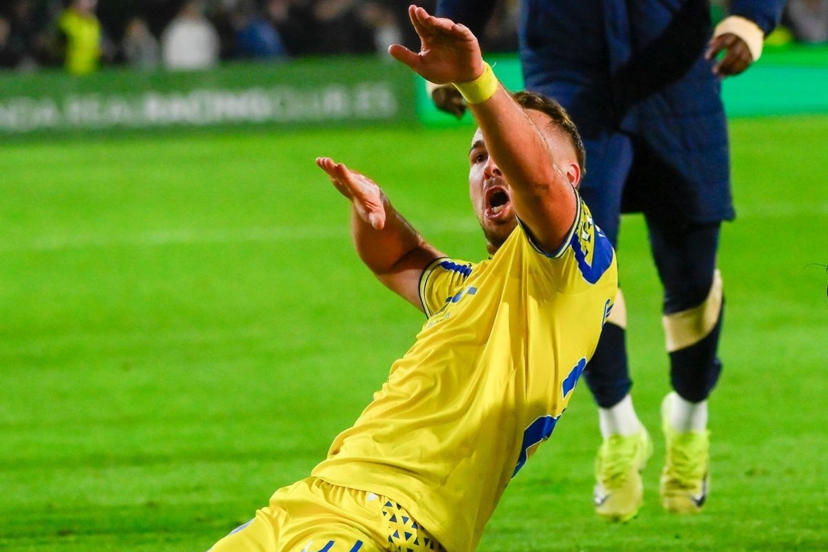 Javi Ontiveros celebra su gol en el Racing de Santander - Cádiz CF | LaLiga2