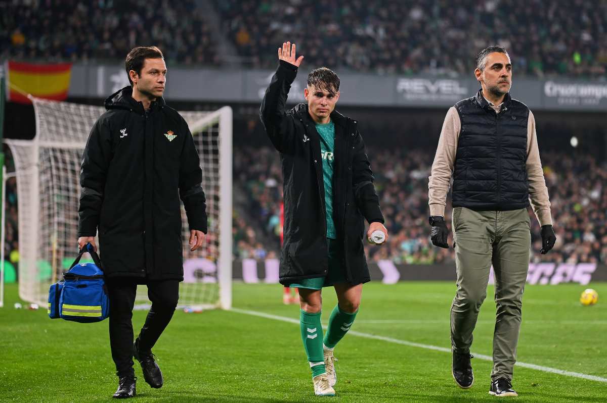 Ángel Ortiz se retira lesionado del Real Betis - Real Sociedad | Salvador López Medina para El MIRA