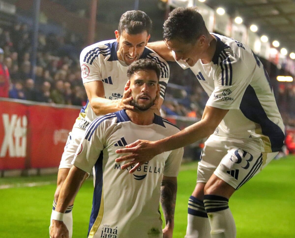 Aitor Puñal tras marcar su gol en el Yeclano - Marbella FC