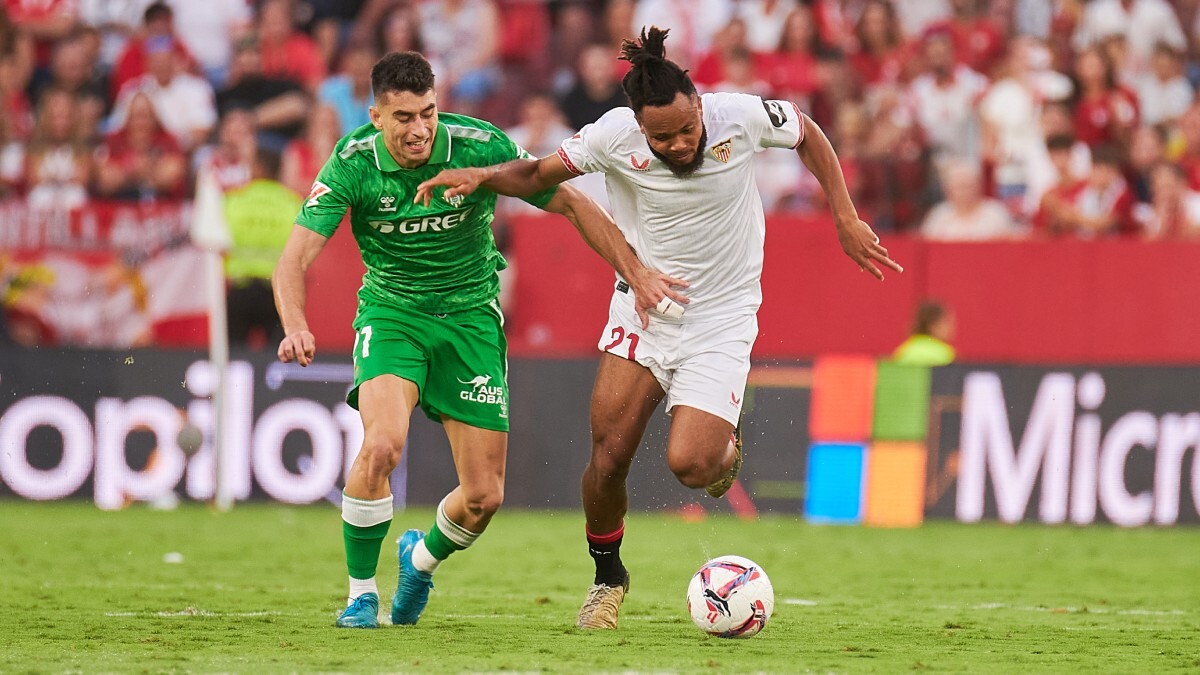 Chidera Ejuke y Marc Roca en el Sevilla FC - Real Betis | Salvador López Medina para El MIRA