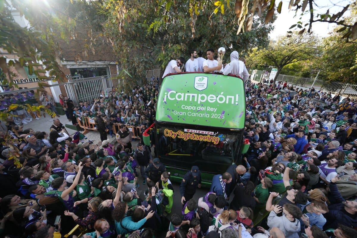 Aficionados del Unicaja Baloncesto celebrando la Copa del Rey 2025