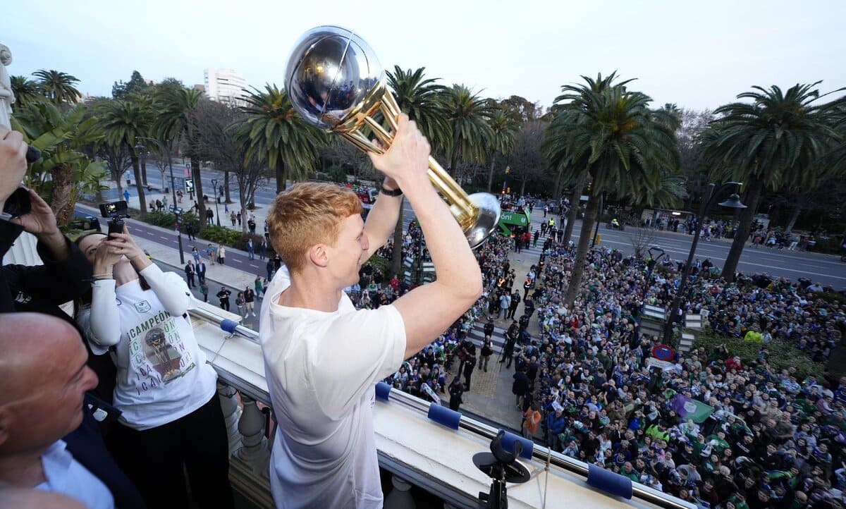 Alberto Díaz, capitán del Unicaja Baloncesto, levantando el título de la Copa del Rey 2025