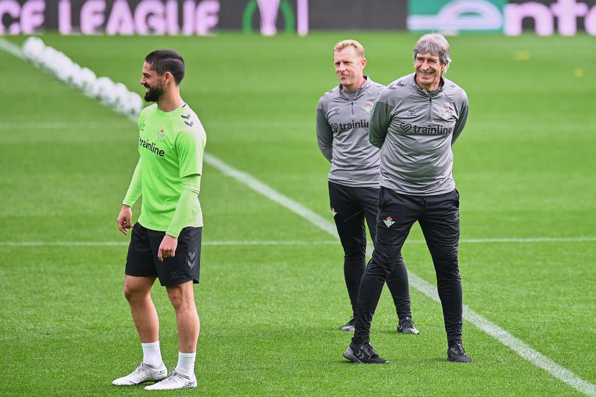 Isco y Manuel Pellegrini en el entrenamiento del Real Betis previo al Gent | Salvador López Medina para El MIRA
