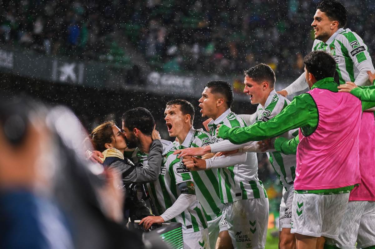 Isco celebra con su mujer, Sala Sálamo, en el Real Betis - Real Madrid | Salvador López Medina para El MIRA