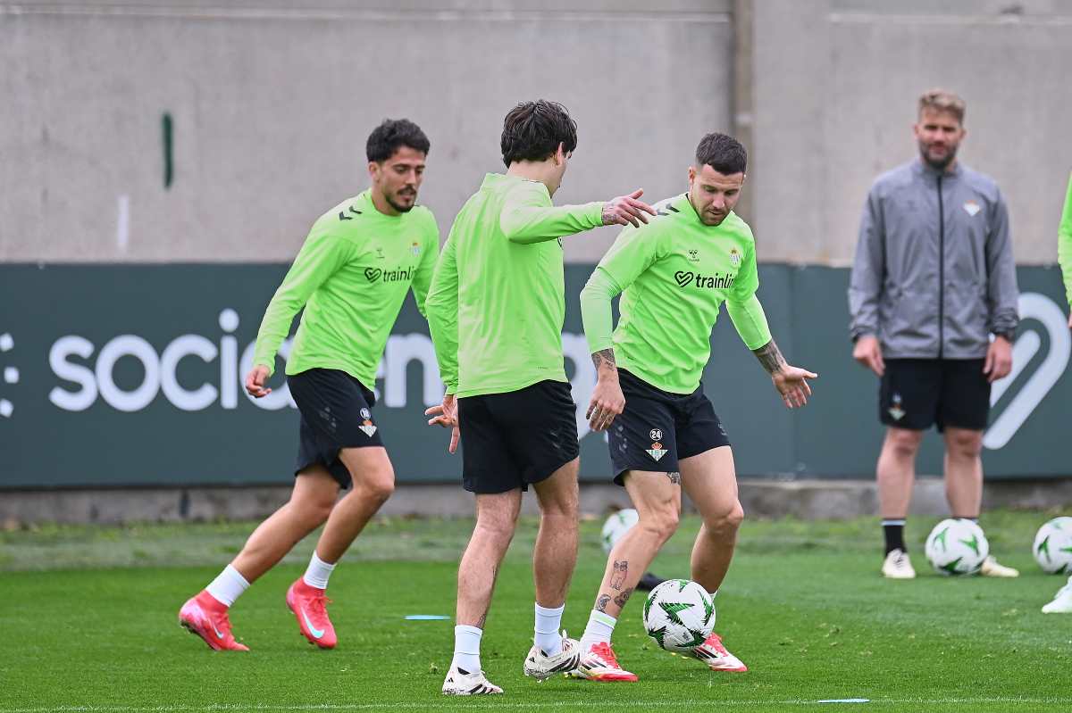 Fornals, Bellerín y Aitor Ruibal en el entrenamiento del Real Betis previo al Vitoria de Guimaraes | Salvador López Medina para El MIRA