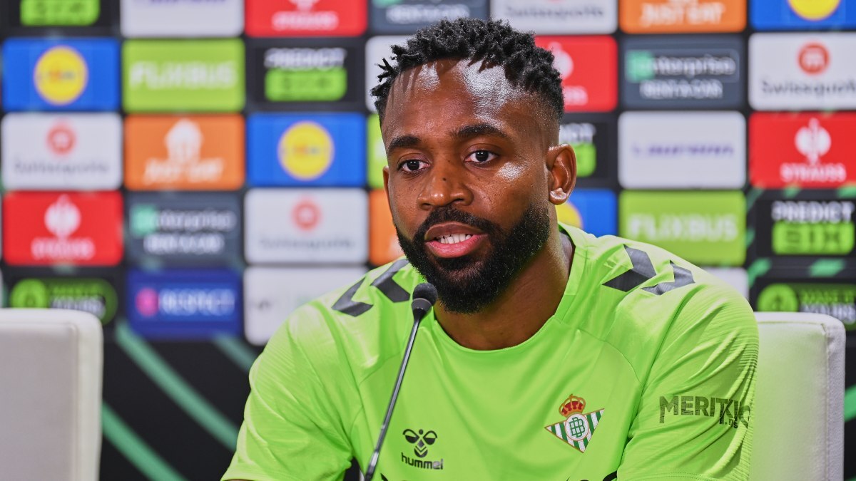 Cédric Bakambu en la rueda de prensa previa al Real Betis - Vitoria Guimaraes | Salvador López Medina para El MIRA