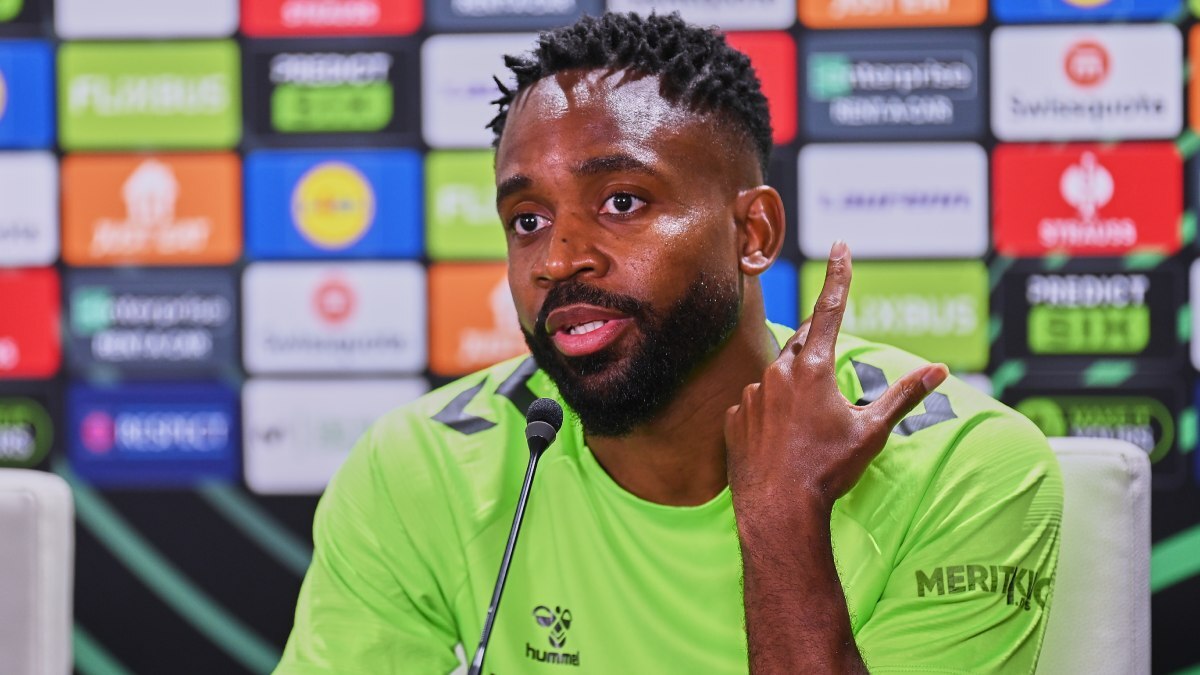 Cédric Bakambu en la rueda de prensa previa al Real Betis - Vitoria Guimaraes | Salvador López Medina para El MIRA