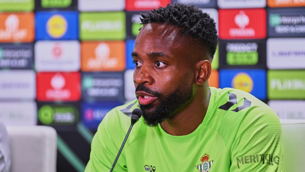 Cédric Bakambu en la rueda de prensa previa al Real Betis - Vitoria Guimaraes | Salvador López Medina para El MIRA