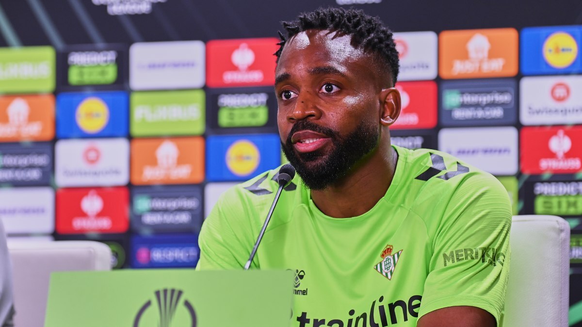 Cédric Bakambu en la rueda de prensa previa al Real Betis - Vitoria Guimaraes | Salvador López Medina para El MIRA