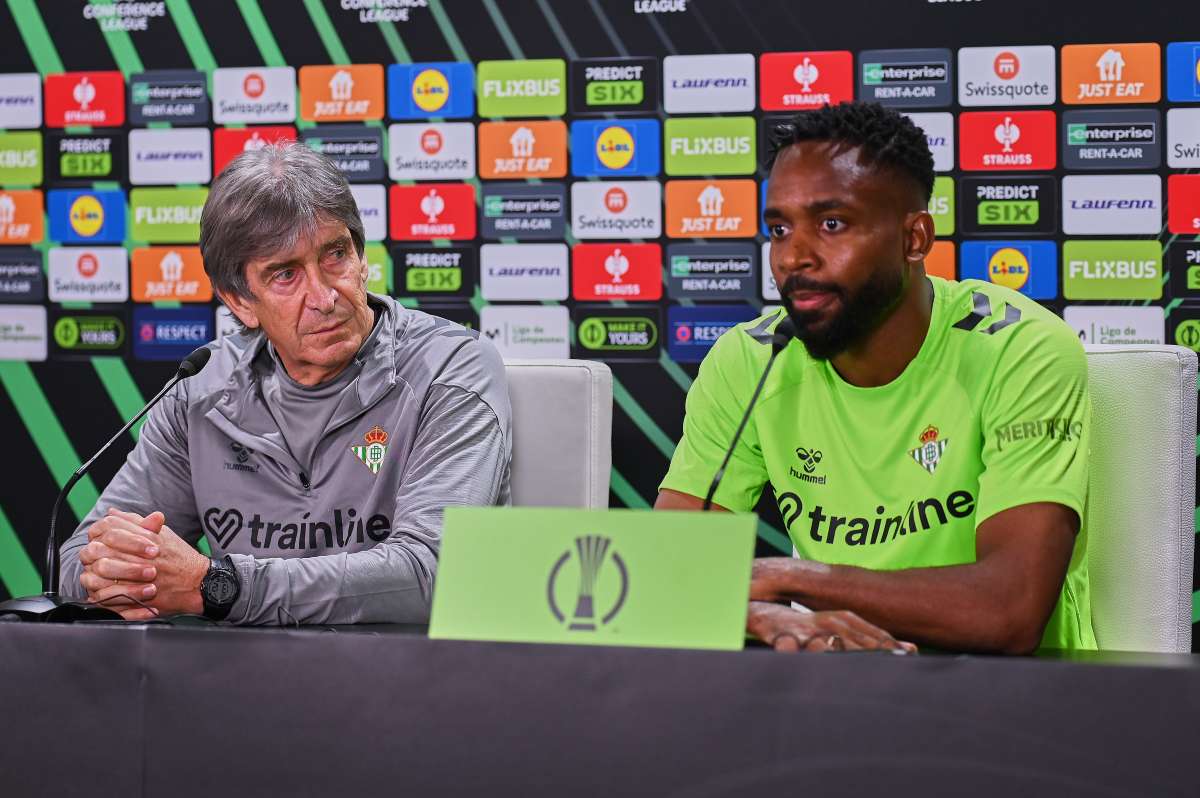 Manuel Pellegrini y Cédric Bakambu en la rueda de prensa previa al Real Betis - Vitoria Guimaraes | Salvador López Medina para El MIRA