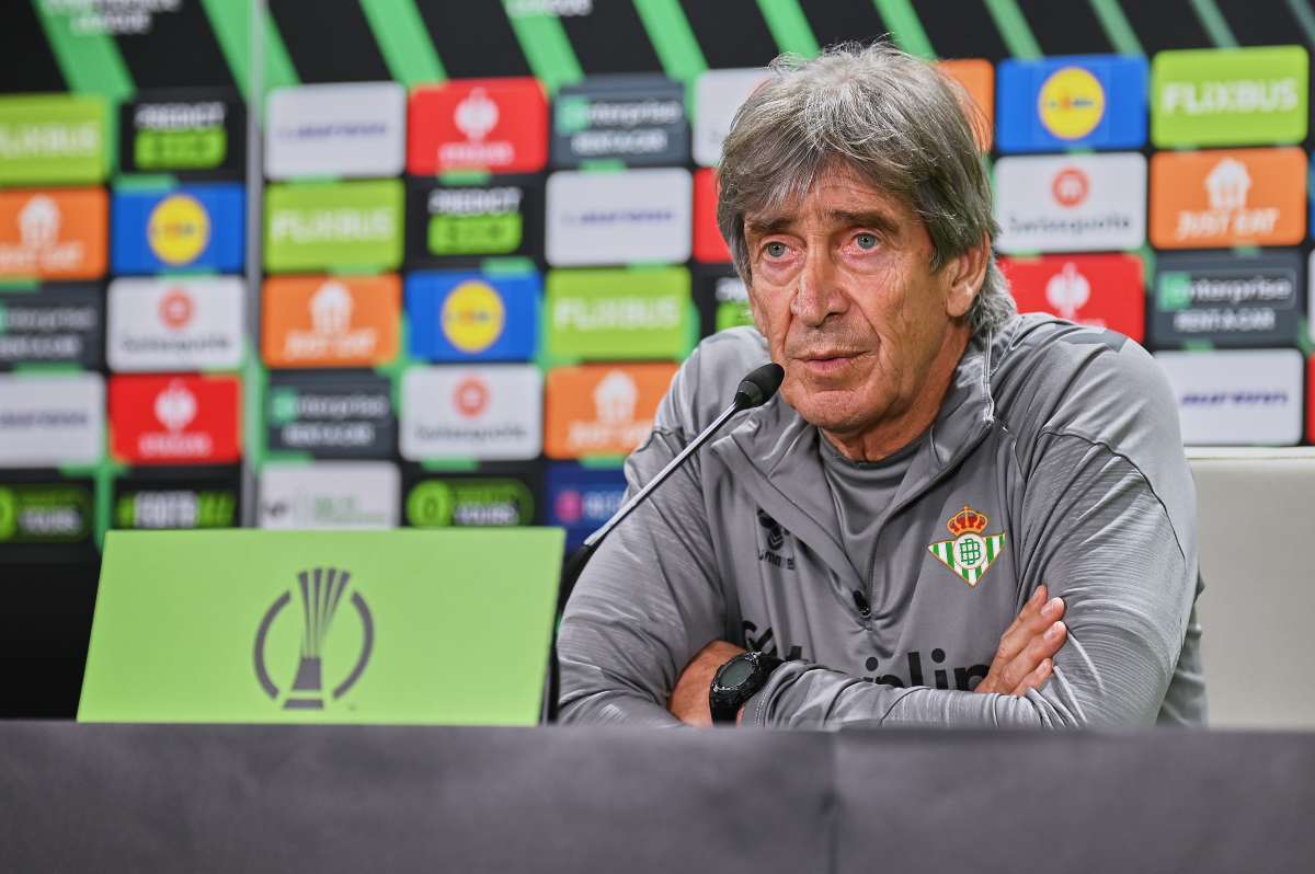 Manuel Pellegrini en la rueda de prensa previa al Real Betis - Vitoria Guimaraes | Salvador López Medina para El MIRA