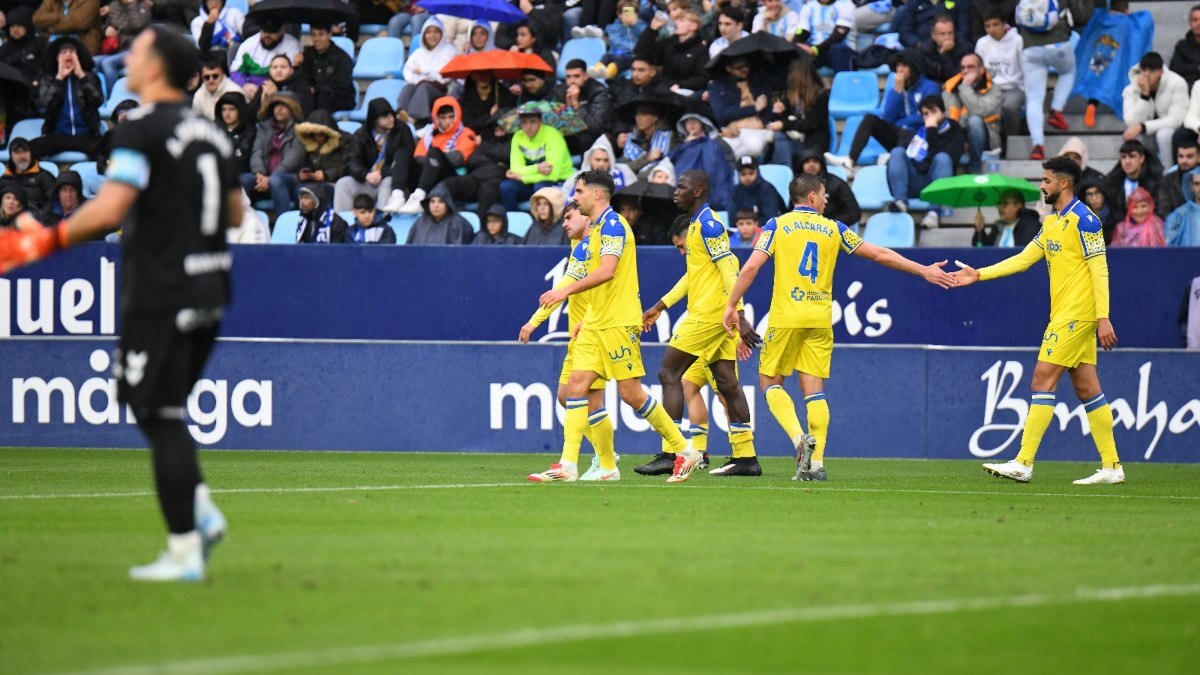 Los jugadores del Cádiz CF celebran uno de los goles anotados ante el Málaga CF | CCF