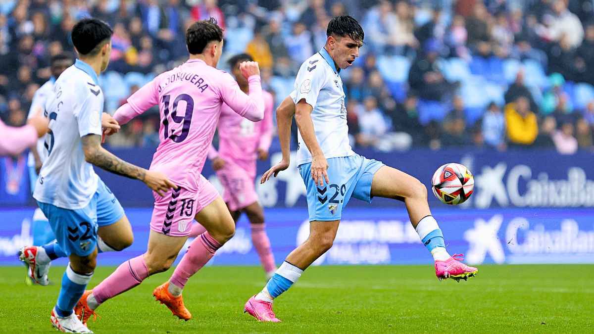 El Málaga CF pierde a Antoñito Cordero e Izan Merino para recibir al Ferrol