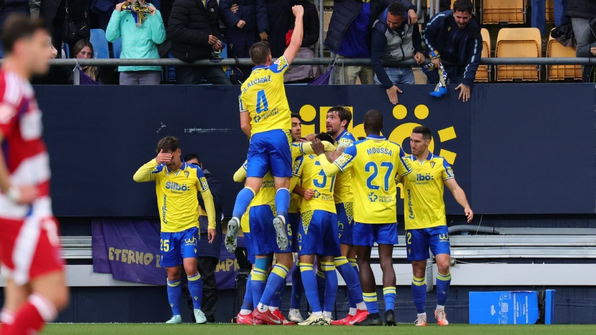 Los jugadores del Cádiz CF celebran el gol de Chris Ramos ante el Granada CF | CCF