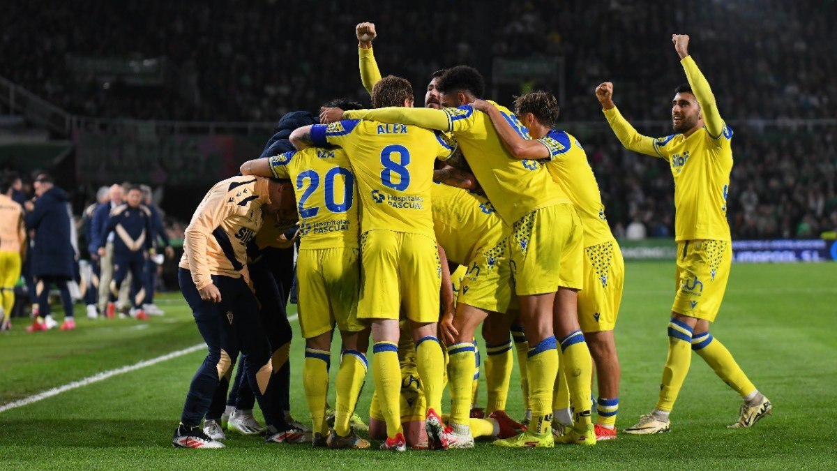 Los jugadores del Cádiz CF celebran uno de los goles anotados ante el Racing de Santander | @AlexFdez8