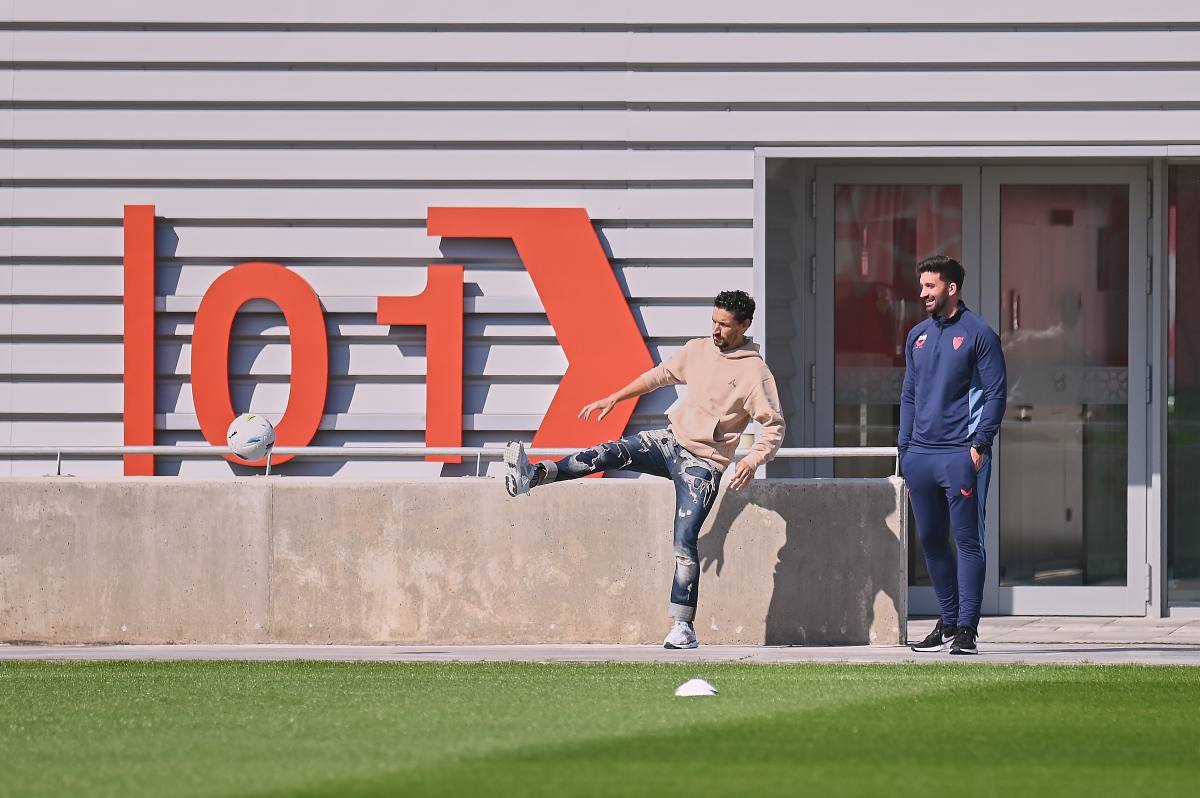 Jesús Navas visita el entrenamiento del Sevilla FC | Salvador López Medina para El MIRA
