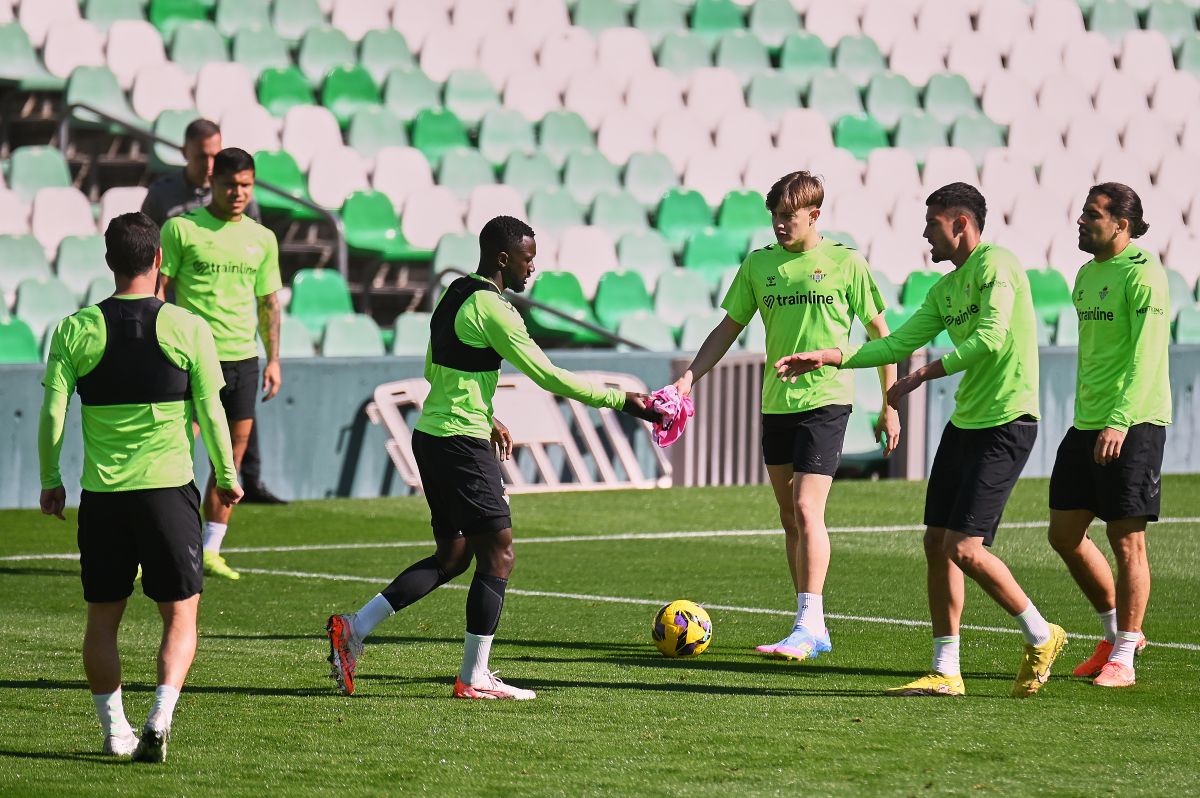 Entrenamiento del Real Betis en el Benito Villamarín | Salvador López Medina para El MIRA