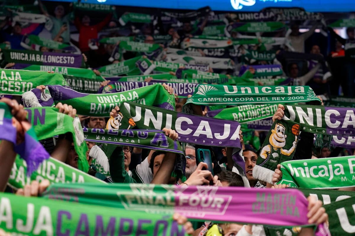 Aficionados del Unicaja Baloncesto en el pabellón Martín Carpena