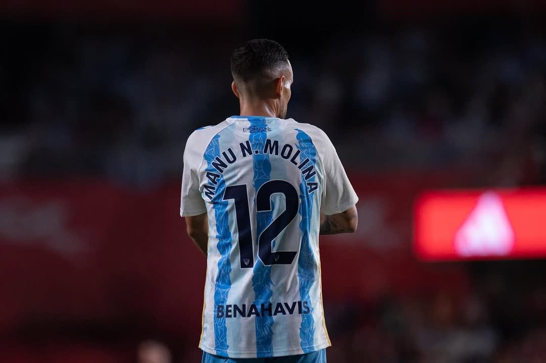 Manu Molina se marcó en propia en el Real Oviedo 2-1 Málaga CF