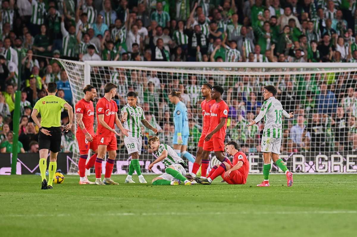 Falta de Pedrosa sobre Jesús Rodríguez en el Real Betis - Sevilla FC | Salvador López Medina para El MIRA