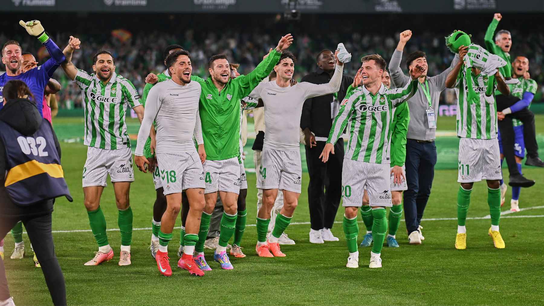 Los jugadores del Real Betis celebran la victoria ante el Sevilla FC en El Gran Derbi | Salvador López Medina para El MIRA