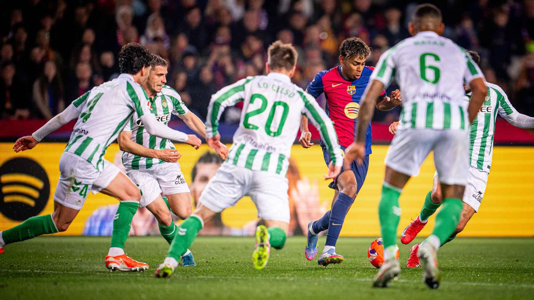Lamine Yamal rodeado de jugadores del Betis en el FC Barcelona - Real Betis | @FCBarcelona