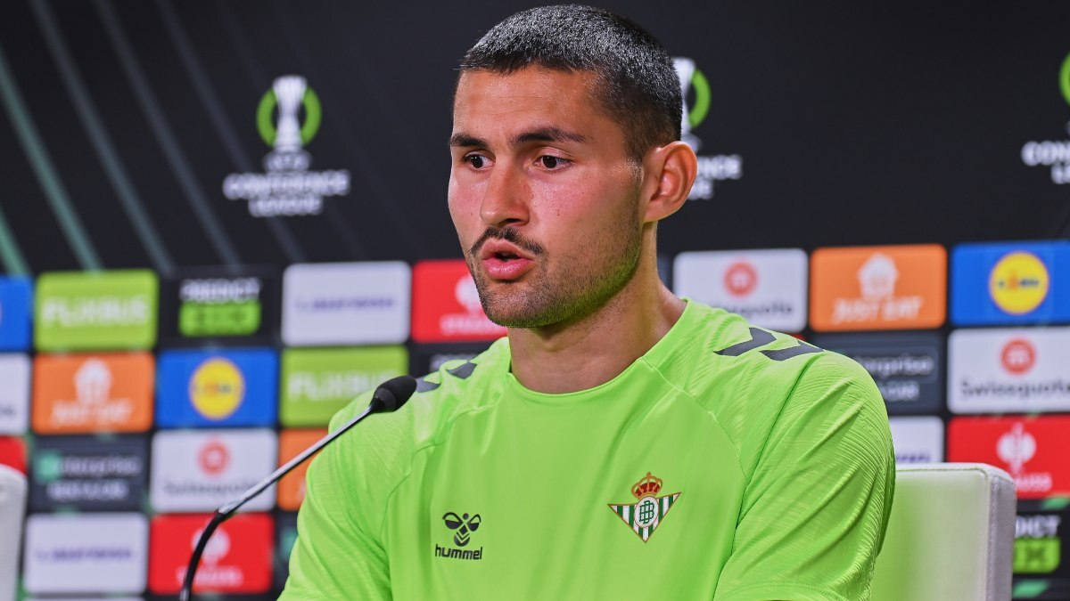 Fran Vieites durante la rueda de prensa previa al Real Betis - Jagiellonia | Salvador López Medina para El MIRA