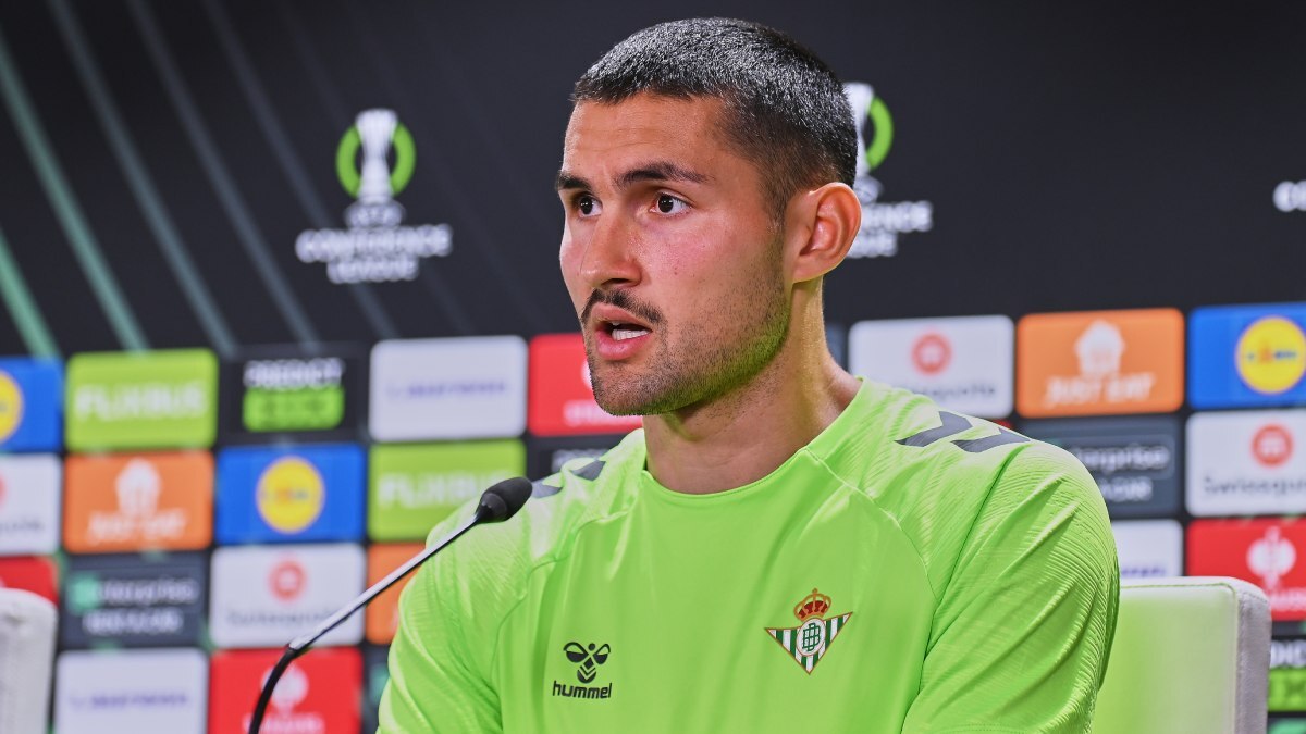 Fran Vieites durante la rueda de prensa previa al Real Betis - Jagiellonia | Salvador López Medina para El MIRA