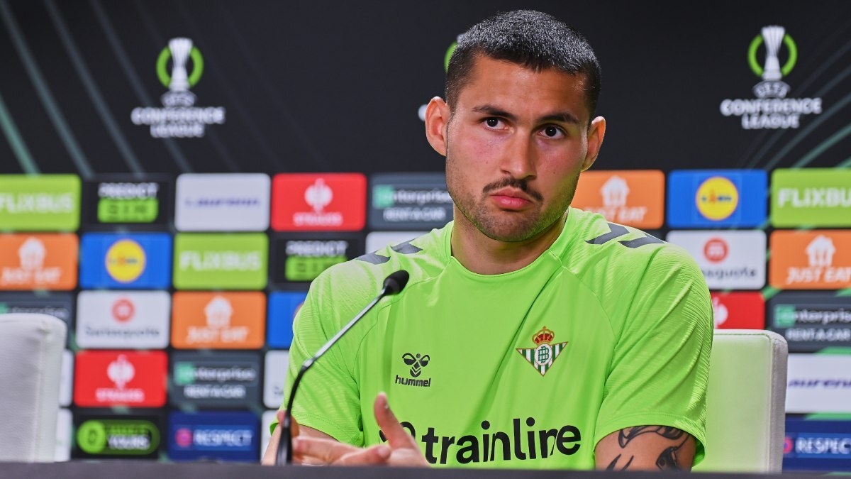 Fran Vieites durante la rueda de prensa previa al Real Betis - Jagiellonia | Salvador López Medina para El MIRA