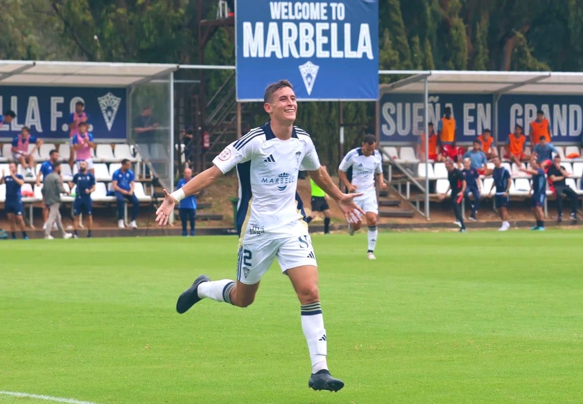 El Marbella FC jugando un partido en La Dama de Noche