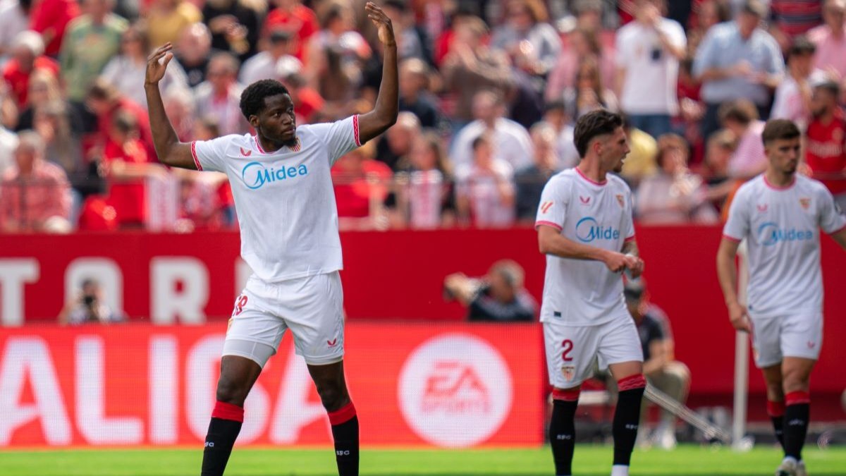 Agoumé celebra su gol en el Sevilla FC - Atlético de Madrid | Pedro Mina para El MIRA