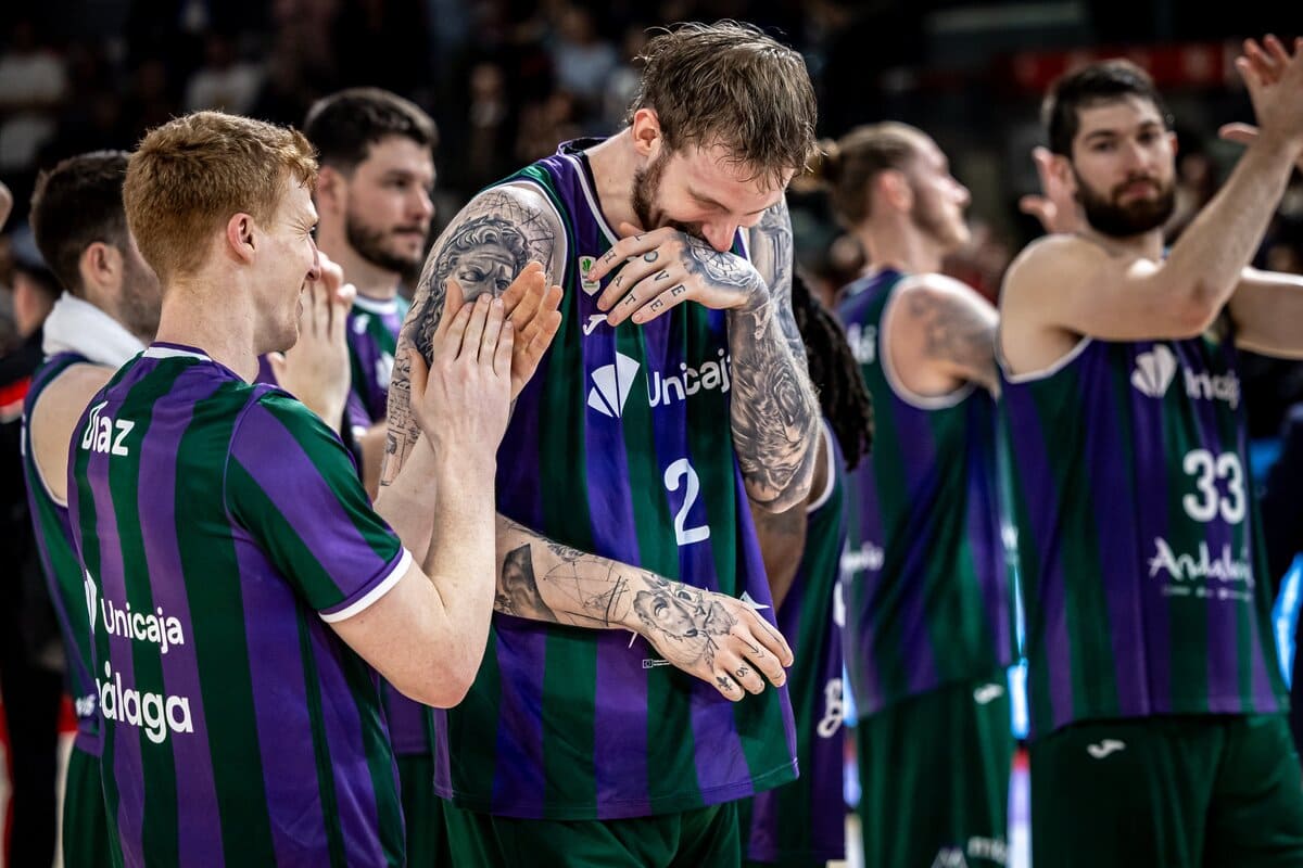 Jugadores del Unicaja Baloncesto celebrando el pase a la Final Four de la BCL