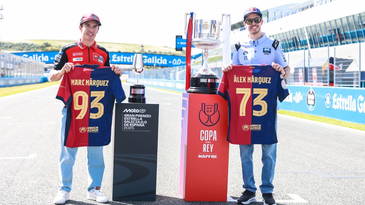 Marc y Álex Márquez con las camisetas del FC Barcelona y la Copa del Rey | Cristo García
