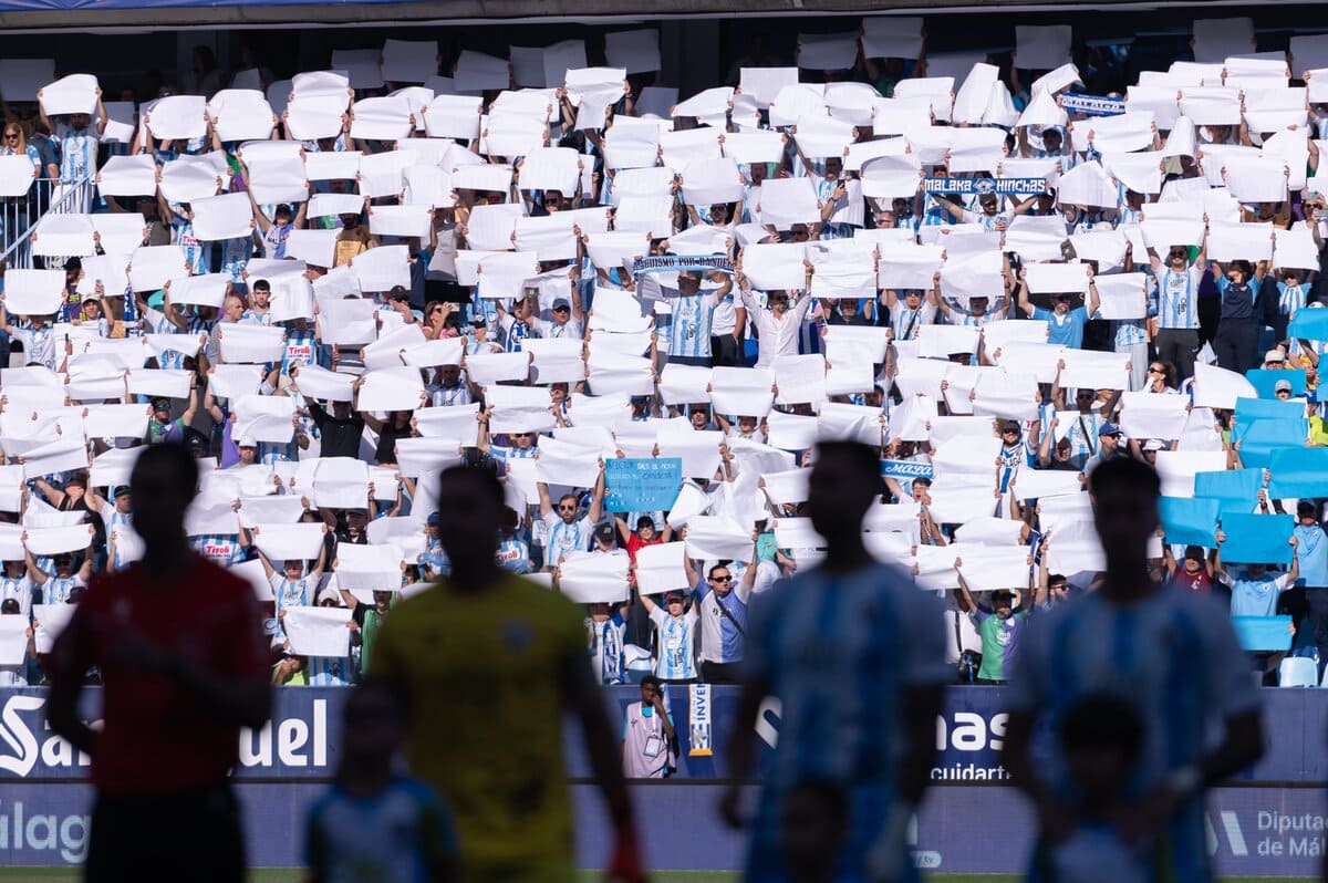 Aficionados del Málaga CF y jugadores en el partido ante el Castellón