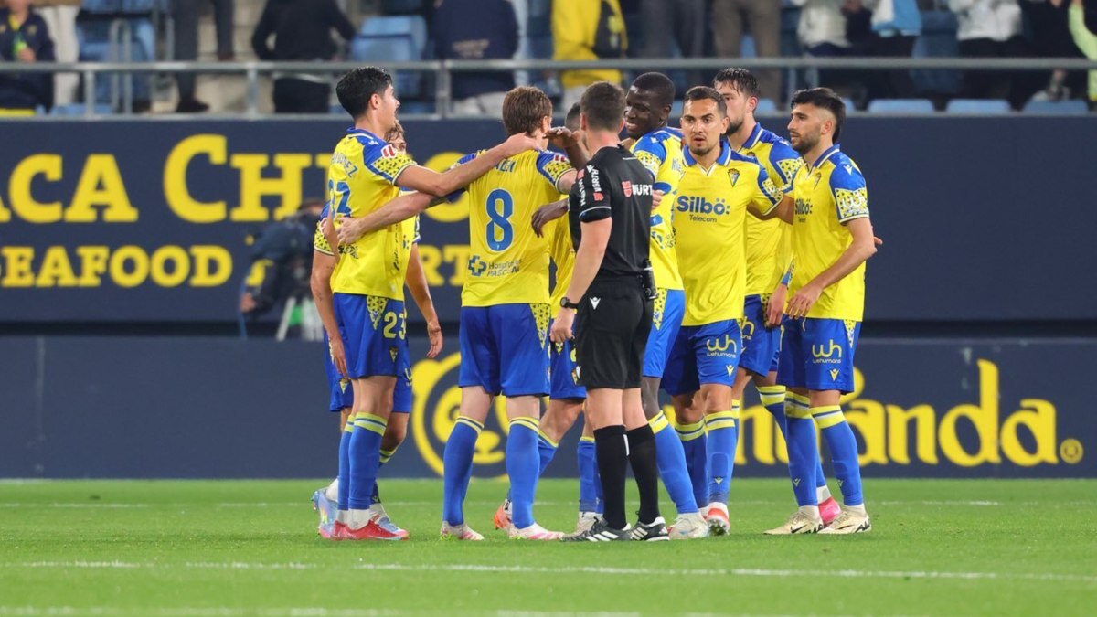 Los jugadores del Cádiz CF celebran la victoria ante el Real Sporting | CCF