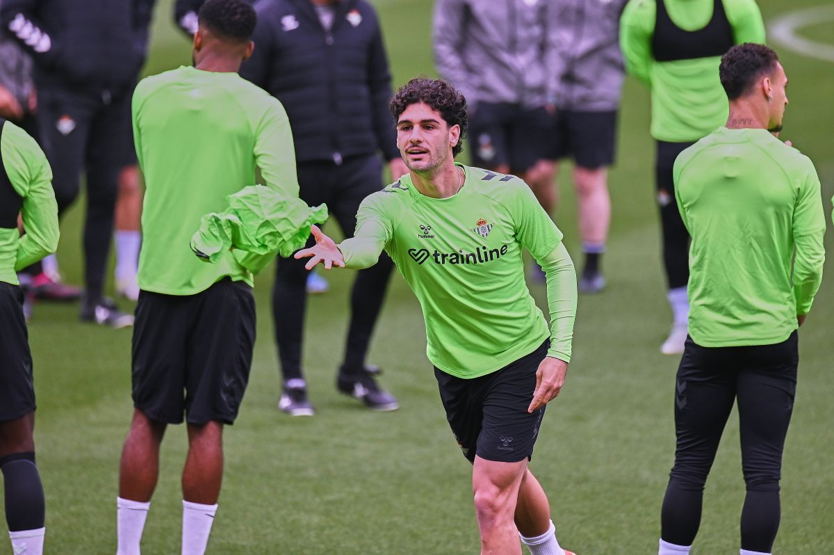 Johnny Cardoso en el entrenamiento del Real Betis previo a la Fiorentina | Salvador López Medina para El MIRA